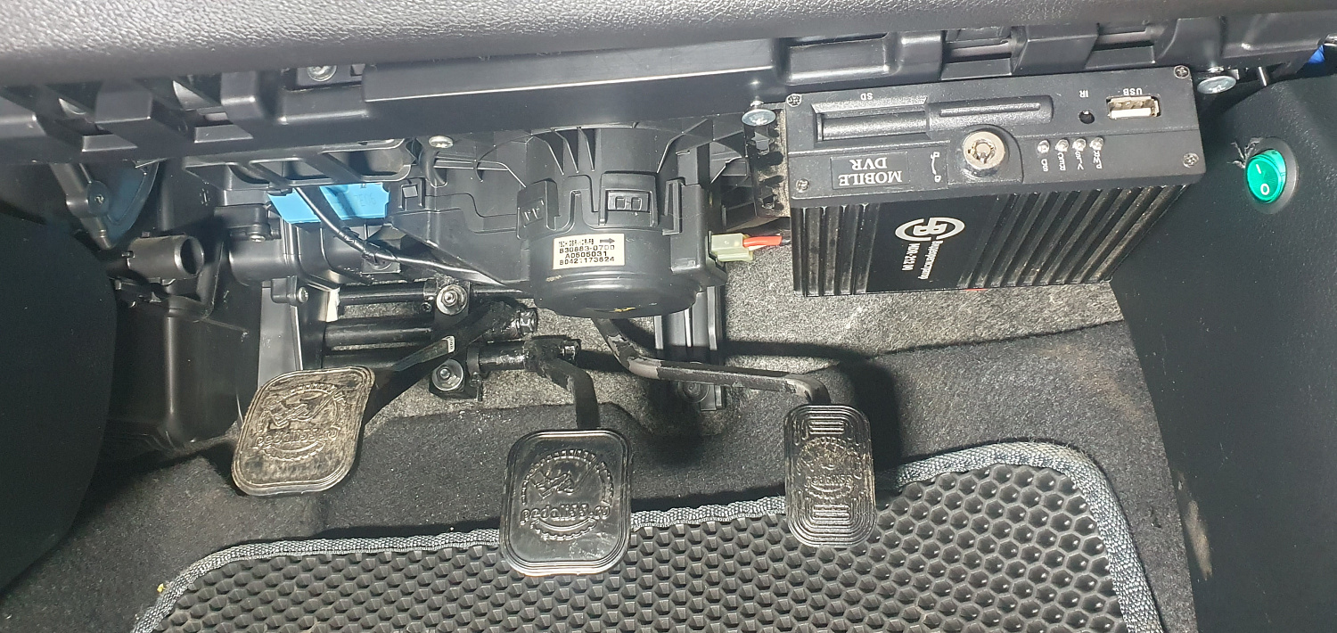 Установка тяговых педалей на синюю Kia Rio (механика, 3 шт.)