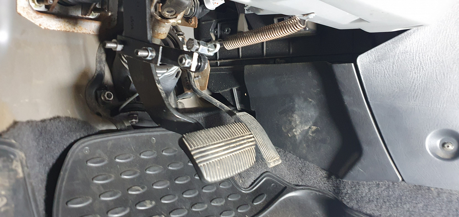 Установка тросовых педалей на Nissan Almera (автомат, 1шт.)