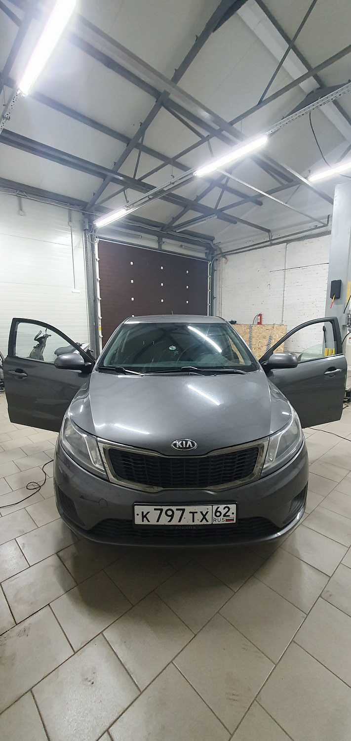 Установка тросовых педалей на серую Kia Rio (автомат, 1шт.)