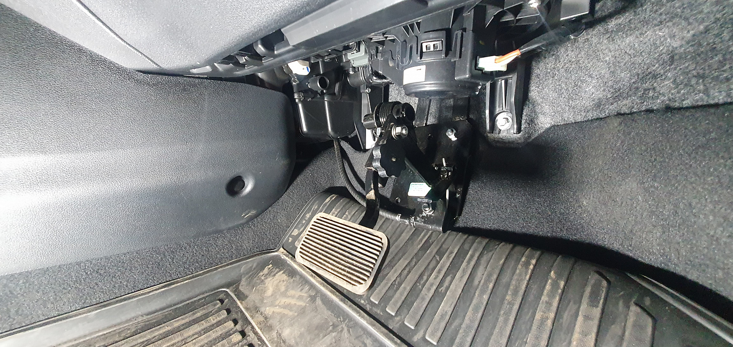Установка тросовых педалей на Hyundai Solaris  (автомат, 1 шт.)
