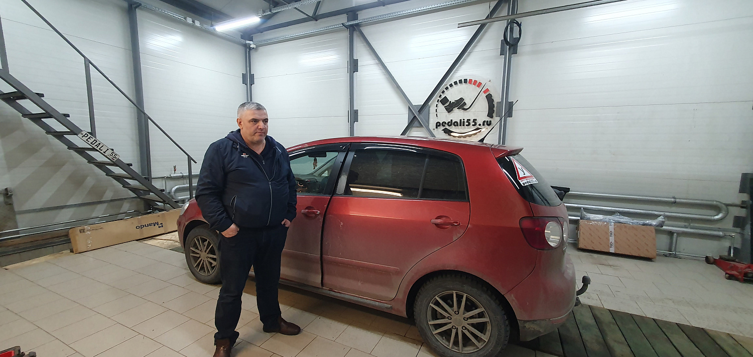 Установка тяговых педалей на Volkswagen Golf Plus (автомат, 2шт.)