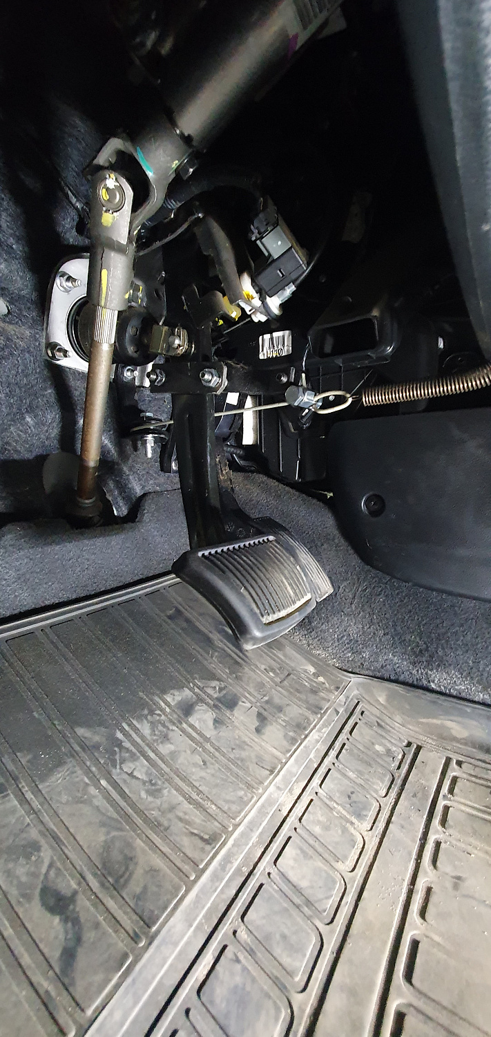 Установка тросовых педалей на серую Kia Rio (автомат, 1шт.)