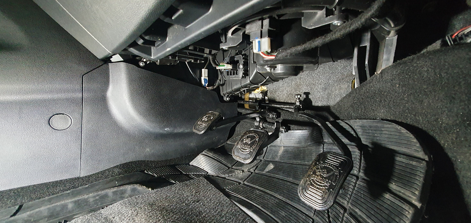 Установка тяговых педалей на JAC S5 (механика, 3шт.)