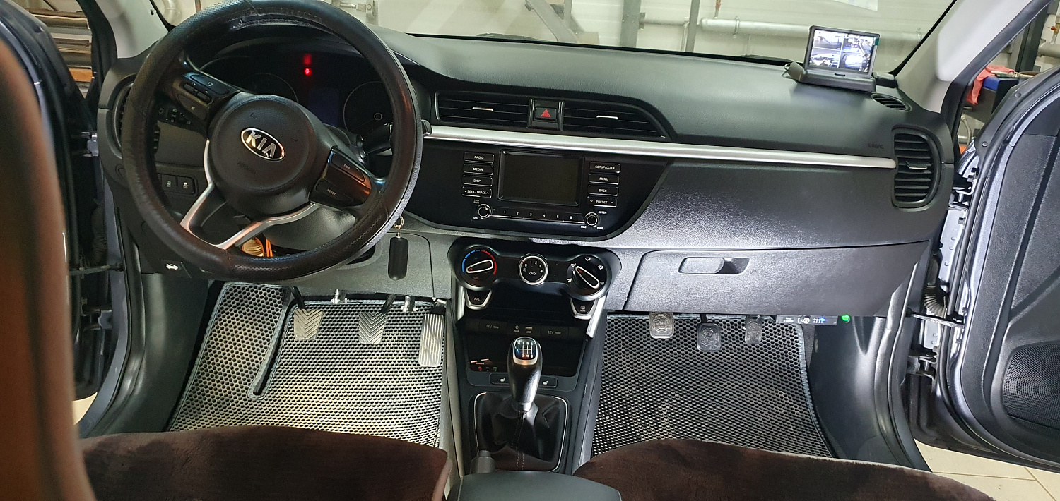Установка тяговых педалей на синюю Kia Rio (механика, 3 шт.)