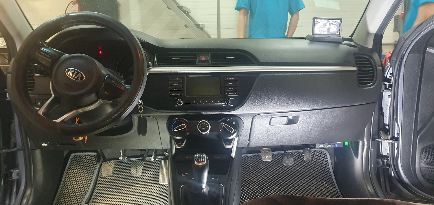 Установка тяговых педалей на синюю Kia Rio (механика, 3 шт.)